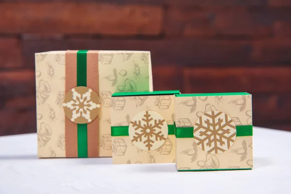 礼品盒 打开新年的盒子 木制玩具箱 新年的礼物 用胶合板做的圣诞玩具 环保圣诞装饰 — 图库照片