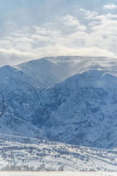 Zima Góry Pokryte Śniegiem Góry Zimowy Krajobraz Słoneczny Dzień Zimie — Zdjęcie stockowe