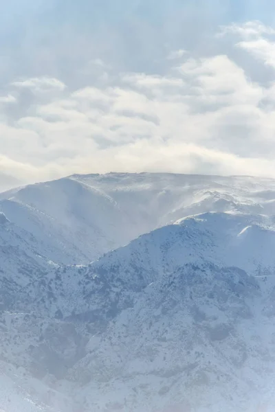 Zima Góry Pokryte Śniegiem Góry Zimowy Krajobraz Słoneczny Dzień Zimie — Zdjęcie stockowe