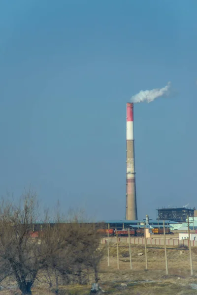 Továrna Potrubí Kouřem Potrubí Udírně Znečištění Životního Prostředí Emise Ovzduší — Stock fotografie