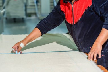 Kumaş dikiş için ölçüm birimi. Tekstil endüstrisi. Stüdyo terzilik. Tekstil malzeme terzi tarafından ölçümü.