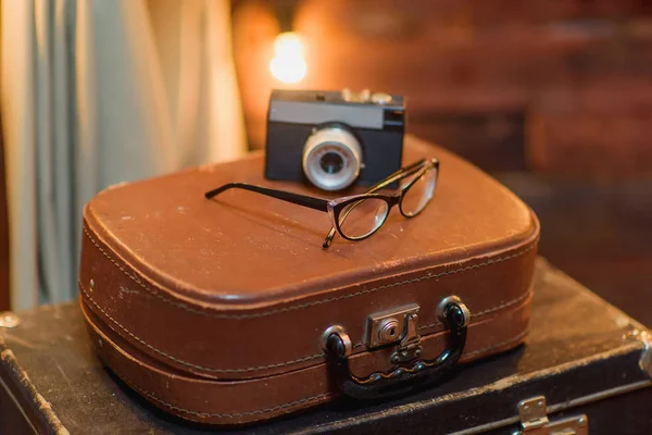 Retro Stílusú Szemüveg Szemüveg Kamera Bőröndöt Táj Esküvő Régi Kamera — Stock Fotó
