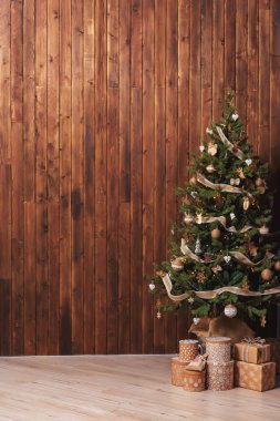 Rustik Noel ağacı ahşap arka plan üzerinde. Çuval bezi şerit üzerinde Noel ağacı. Rustik Noel süsleri. Odunsu bir tarzda yeni yıl süslemeleri. El yapımı süsleri. Yeni yıl süslemeleri rustik tarzda.
