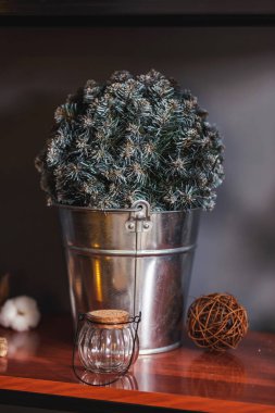 Top kova köknar dalı. Rustik Noel süsleri. Yeni yıl süslemeleri rustik tarzda.
