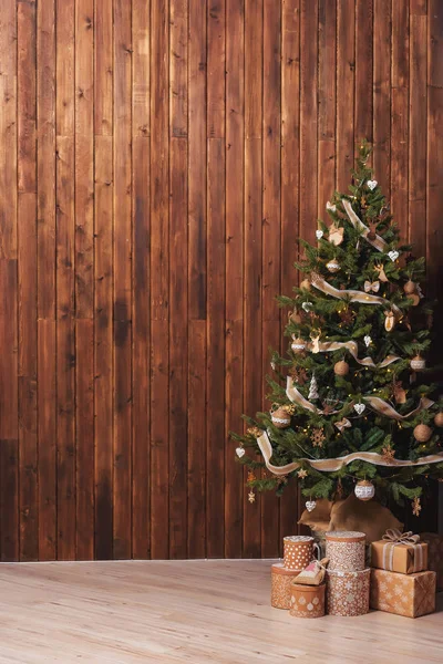 Rustieke Kerstboom Een Houten Achtergrond Jute Lint Kerstboom Rustieke Kerstversiering — Stockfoto