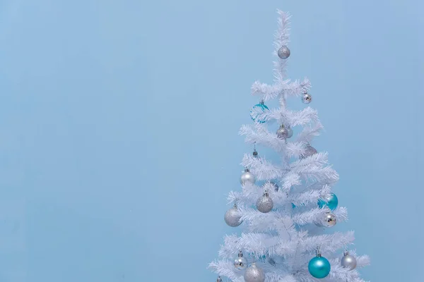 Weißer Weihnachtsbaum Auf Blauem Hintergrund Weihnachtsdekoration Weißer Künstlicher Weihnachtsbaum Mit — Stockfoto