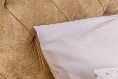 Yatak odası iç güzel yatak ve çarşaflar. Tek Kişilik Yatak pembe ve mavi. Beyaz ve renkli levhalar ile çift kişilik yatak. bej iç. yumuşak poduishi battaniye