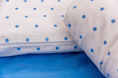 Mavi bir daire içinde beyaz pamuklu kumaş. gök mavi Tekstil doku. beyaz ve mavi yastık kılıfı yastık. Yatak çarşafları için yumuşak pamuklu kumaş. Mavi desenli beyaz arka plan.