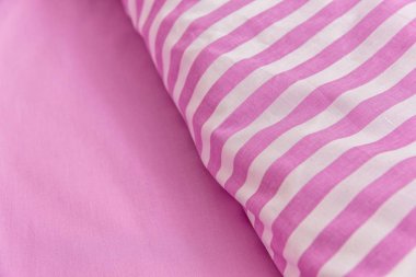 Pamuk tekstil kumaş desen ile. Pamuk pembe ve beyaz çizgili. Pembe Tekstil arka plan. Beyaz ve pembe pamuk kumaş renkleri yatak çarşafları. Ev tekstili imalatı. Bir desenli kumaş.