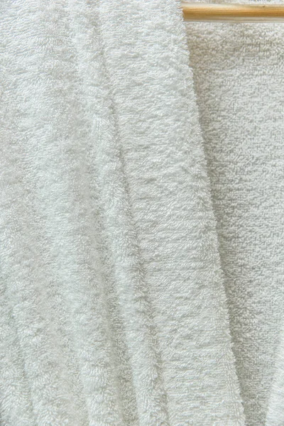 质感背景特里毛巾 奶油毛巾 白色毛巾在头发 浴室用柔软的面料 质感毛巾布 — 图库照片
