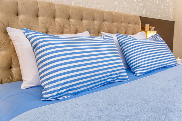 棉床上用品 白色蓝色条纹枕头 织物纹理 枕头和毯子都在床上 卧室用的一套纺织品 美丽和高品质的亚麻布 床上的毯子和枕头 — 图库照片