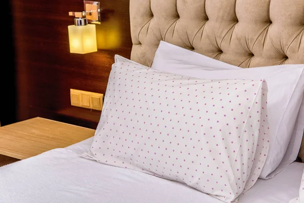 一间漂亮的卧室里有棉质床上用品 白色床上用品 圆圈中的图案 典雅的卧室配有柔软的米色床 枕套和羽绒被盖白色 酒店卧室 — 图库照片