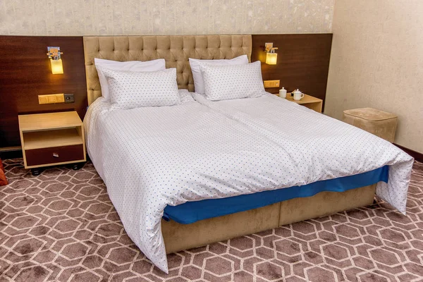 一间漂亮的卧室里有棉质床上用品 白色床上用品 圆圈中的图案 典雅的卧室配有柔软的米色床 枕套和羽绒被盖白色 酒店卧室 — 图库照片