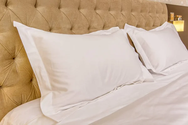卧室内部配有漂亮的床和床单 单人床粉红色和蓝色 双人床配有白色和彩色床单 米色内饰 软软毛石毛毯 — 图库照片