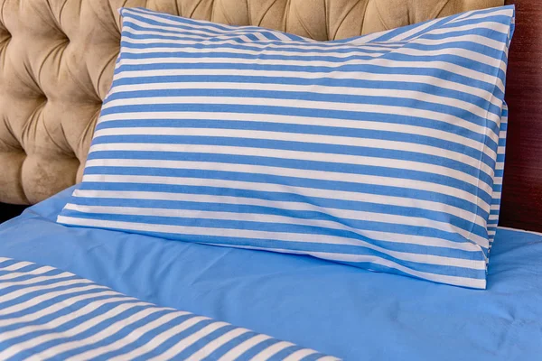 Pamuk Yataklar Beyaz Mavi Çizgili Yastıklar Kumaş Dokusu Yastık Battaniye — Stok fotoğraf