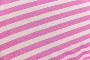Pamuk tekstil kumaş desen ile. Pamuk pembe ve beyaz çizgili. Pembe Tekstil arka plan. Beyaz ve pembe pamuk kumaş renkleri yatak çarşafları. Ev tekstili imalatı. Bir desenli kumaş.