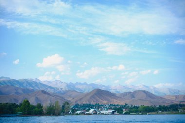 Lake Issyk Kul. Kırgızistan'daki turistik yerleşim. Gölde emeklilik. Temiz ve şifa su. Mavi okyanus. Turistler Issyk Kul shore için eğlence