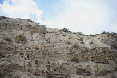Kırgızistan'daki manzara. Bozkır içinde kuru gorge. Kanyon çölde. Katmanlar gorge arazi. Sandy dağlar göl Issyk-Kul yakınındaki