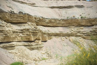 Kırgızistan'daki manzara. Bozkır içinde kuru gorge. Kanyon çölde. Katmanlar gorge arazi. Sandy dağlar göl Issyk-Kul yakınındaki