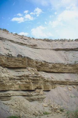 Kırgızistan'daki manzara. Bozkır içinde kuru gorge. Kanyon çölde. Katmanlar gorge arazi. Sandy dağlar göl Issyk-Kul yakınındaki