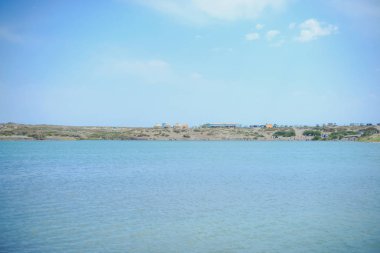 Kırgızistan'daki gölün kıyısında. Korunmuş alan. Su yüzeyi. Lake Issyk Kul. Saf deniz suyu. Temiz göl yüzeyi. Kayalık sahil