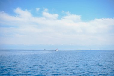 Mavi deniz tekne. Mavi göl yat. Su ulaştırma araçları. Benzinli motor ile tekne. İnsan deniz yoluyla ulaşım. Göl Issyk Kul gezilere su