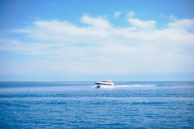 Mavi deniz tekne. Mavi göl yat. Su ulaştırma araçları. Benzinli motor ile tekne. İnsan deniz yoluyla ulaşım. Göl Issyk Kul gezilere su