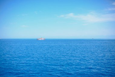 Mavi deniz tekne. Mavi göl yat. Su ulaştırma araçları. Benzinli motor ile tekne. İnsan deniz yoluyla ulaşım. Göl Issyk Kul gezilere su