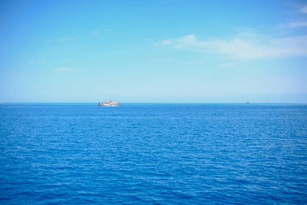 Лодка Синем Море Яхта Голубом Озере Водный Транспорт Лодка Бензиновым — стоковое фото