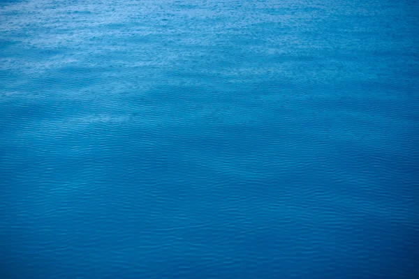 바다의 짜임새입니다 호수의 짜임새입니다 표면입니다 이식쿨 걸입니다 순수한 물입니다 — 스톡 사진