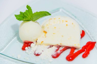 Dondurma Tatlı tabakta nane yaprakları ile süslenmiş. Dondurmalı tatlı şurubu. Hava pasta dondurma ile. Tüm aile için lezzetli tatlı.