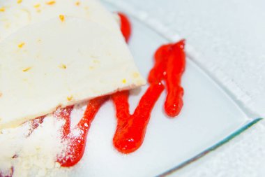 Dondurma Tatlı tabakta nane yaprakları ile süslenmiş. Dondurmalı tatlı şurubu. Hava pasta dondurma ile. Tüm aile için lezzetli tatlı.