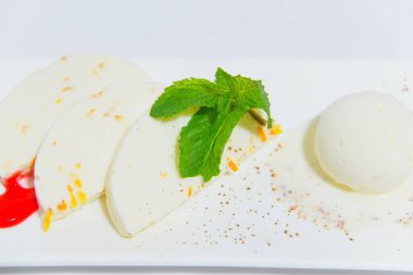 Dondurma Tatlı tabakta nane yaprakları ile süslenmiş. Dondurmalı tatlı şurubu. Hava pasta dondurma ile. Tüm aile için lezzetli tatlı.