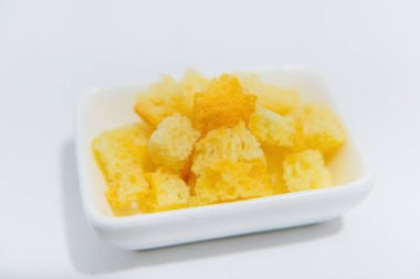 Beyaz ekmek kraker bir seramik tabak içinde. Aperatif ekmek ana yemek için. Özel Sezar salatası kraker. Beyaz vazo içecekler için.