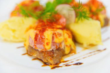 Baharat ve et ile patates. Gıda turp maydanoz ve dereotu ile süslenmiş. Sıcak Yemeğin doyurucu bir öğle yemeği için. Lezzetli ve taze patates fırında pişmiş