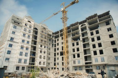 Çok katlı konut binası inşaatı. sarı vinç inşaat arka plan üzerinde. özel ekipman inşaat sahasında. bitmemiş monolitik evi.