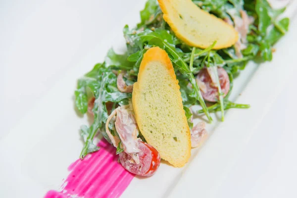 服务器盘上的绿色沙拉 一盘粉红色的果汁 芝麻沙拉配面包和樱桃西红柿 肉和奶油酱的食物 — 图库照片