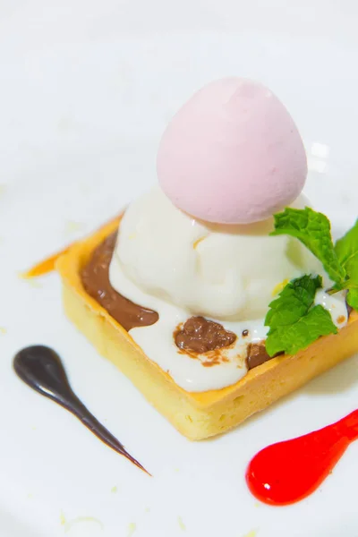 Холодный Летний Десерт Белого Розового Мороженого Десертная Тарелка Украшенная Сладким — стоковое фото