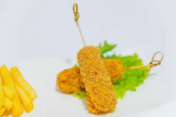 Knusprig Nagitsy Auf Einem Weißen Teller Mit Tomatensauce Hühnerstücke Semmelbröseln — Stockfoto