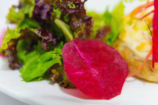 生菜和甜菜根 蔬菜切碎 配花椰菜和白酱 素食主义者为健康的饮食 红甜菜和绿花椰菜 — 图库照片