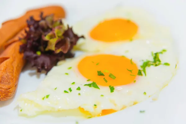 Spiegeleier Mit Gebratenen Würstchen Dekoriert Mit Einem Salatblatt Frisches Frühstück — Stockfoto