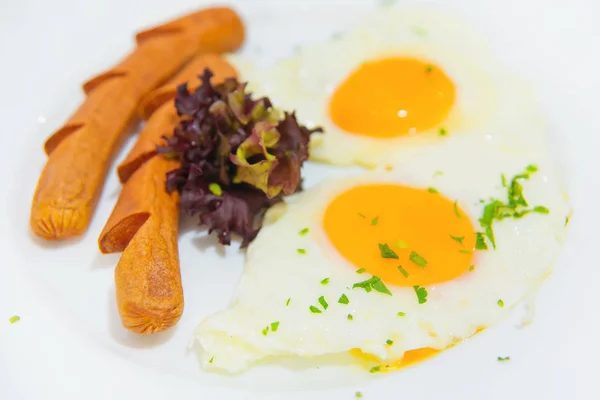 Spiegeleier Mit Gebratenen Würstchen Dekoriert Mit Einem Salatblatt Frisches Frühstück — Stockfoto