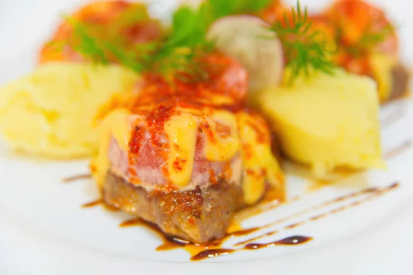 Patate Con Spezie Carne Cibo Decorato Con Ravanello Con Prezzemolo — Foto Stock