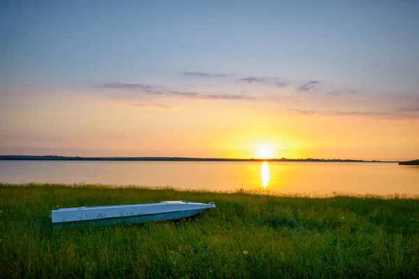 Båt Bakgrunden Solnedgången Marken Fören Den Båt Står Land Sommaren — Stockfoto