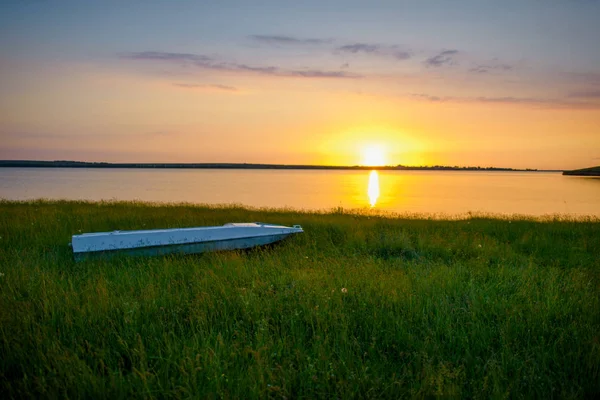 Båt Bakgrunden Solnedgången Marken Fören Den Båt Står Land Sommaren — Stockfoto