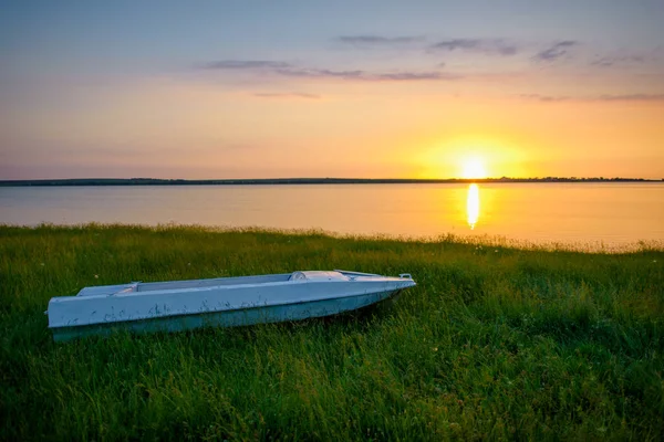 Båt Bakgrunden Solnedgången Marken Fören Den Båt Står Land Sommaren — Stockfoto