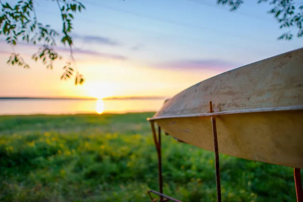 Båt Bakgrunden Solnedgången Marken Fören Den Båt Står Land Sommaren — Stockfoto