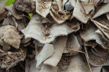 Kayrak eski kırık. İnşaat malzemeleri gelen enkaz yığını. İnşaat atık arduvaz kaplamak. Harap çatı kaplama. Yapı malzemesi kayrak yapıdır.
