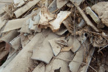 Kayrak eski kırık. İnşaat malzemeleri gelen enkaz yığını. İnşaat atık arduvaz kaplamak. Harap çatı kaplama. Yapı malzemesi kayrak yapıdır.
