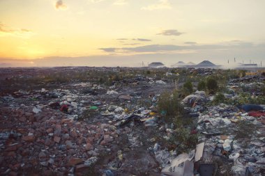 Şehir döker ve eğlenceli insanlar. Adam ve kız güneşin arka plan üzerinde. Bir erkekte mavi kot pantolon ve gömlek. Kız siyah kap ve ceket. Lastik çizme insanlar. Batan güneşin karşı bir alan.